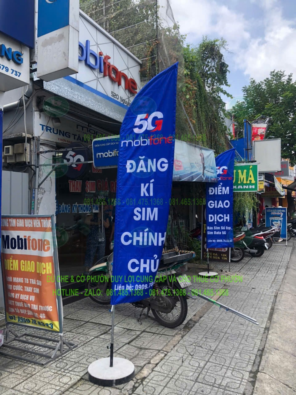 Cờ cánh buồm nền xanh mang nhận diện MobiFone và nội dung đăng ký SIM chính chủ, đặt trước điểm giao dịch.
