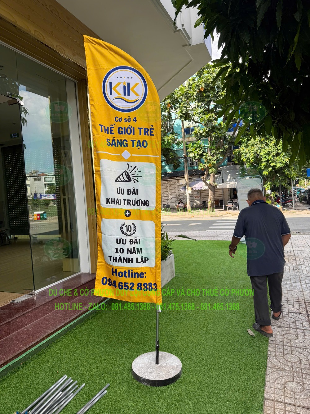 Cờ cánh buồm màu vàng của Thế Giới Trẻ Sáng Tạo, có logo, các vùng nội dung ưu đãi và hotline.