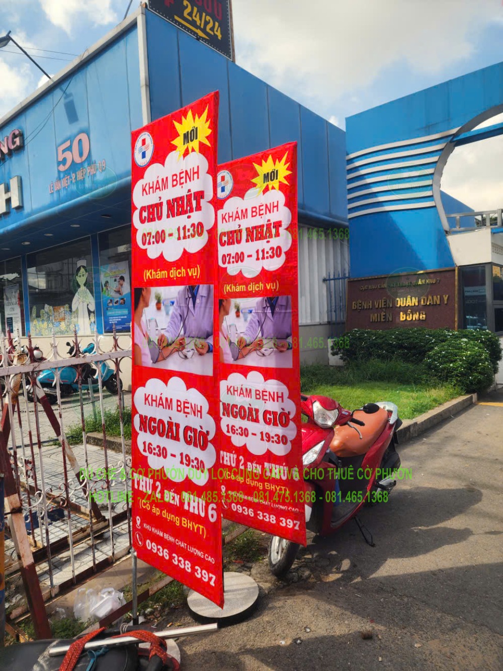 Các cờ chữ nhật màu đỏ trước phòng khám, thể hiện thông tin khám bệnh theo từng khối chữ.