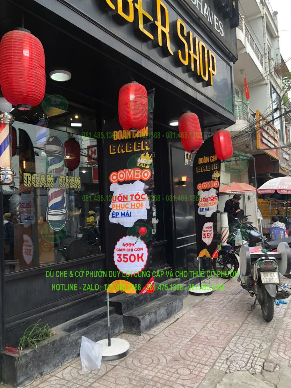 Cờ quảng cáo dịch vụ uốn tóc và ưu đãi được đặt trước cửa hàng làm tóc.