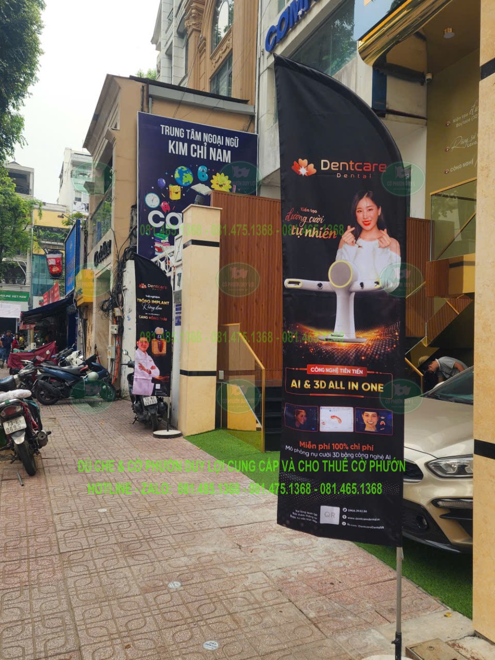 Cờ nền tối mang thương hiệu Dentcare và hình sản phẩm chăm sóc răng miệng, đặt gần cửa ra vào.