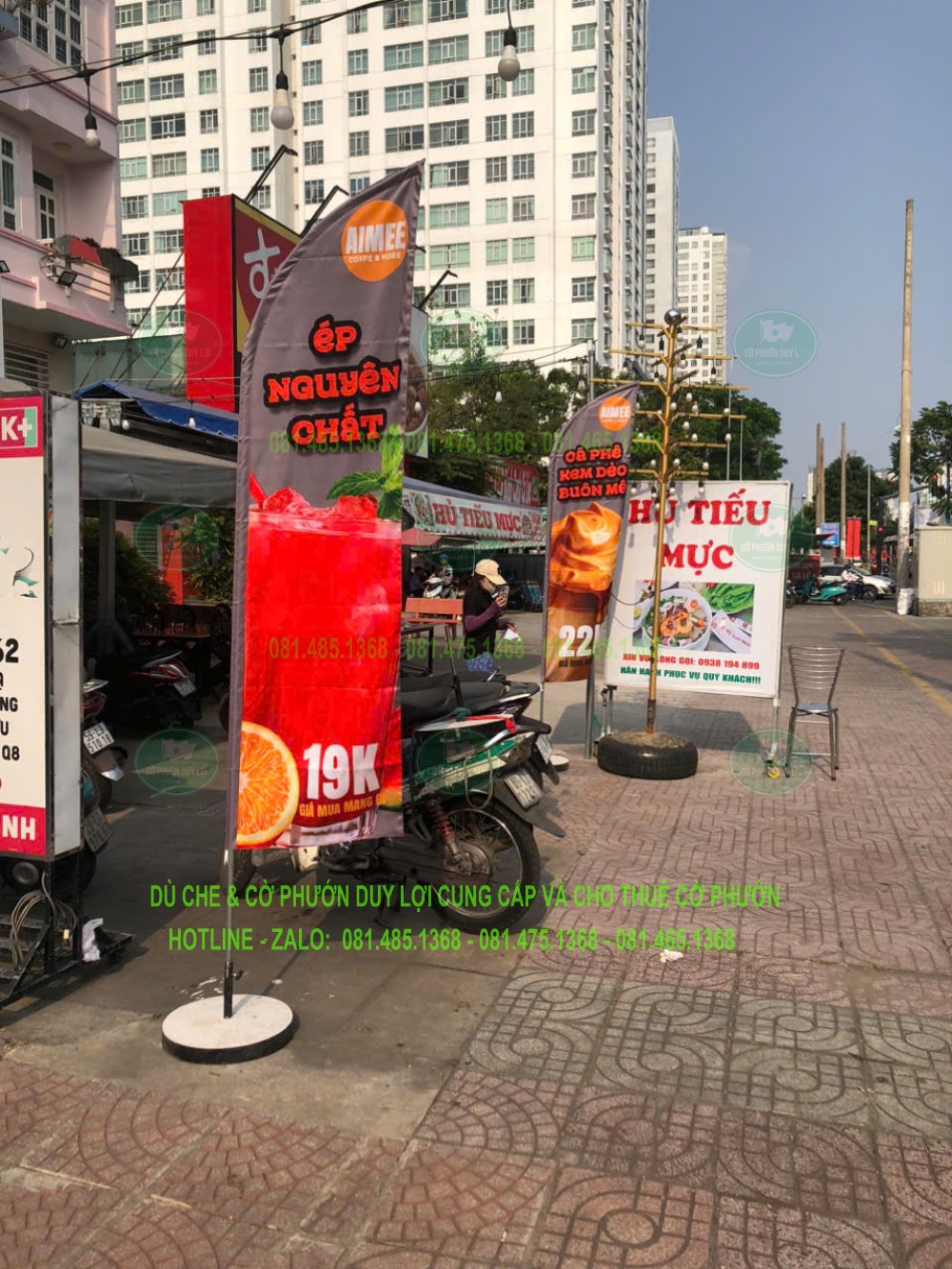 Cờ cánh buồm in hình đồ uống và mức giá trong chương trình, đặt trước điểm bán.