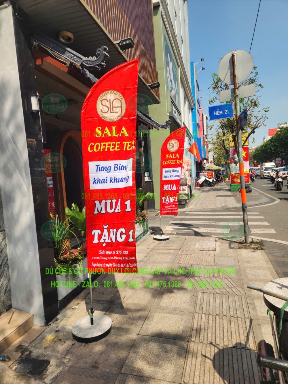 Cờ đỏ SALA COFFEE TEA hiển thị tên quán và thông điệp mua một tặng một tại thời điểm chụp.