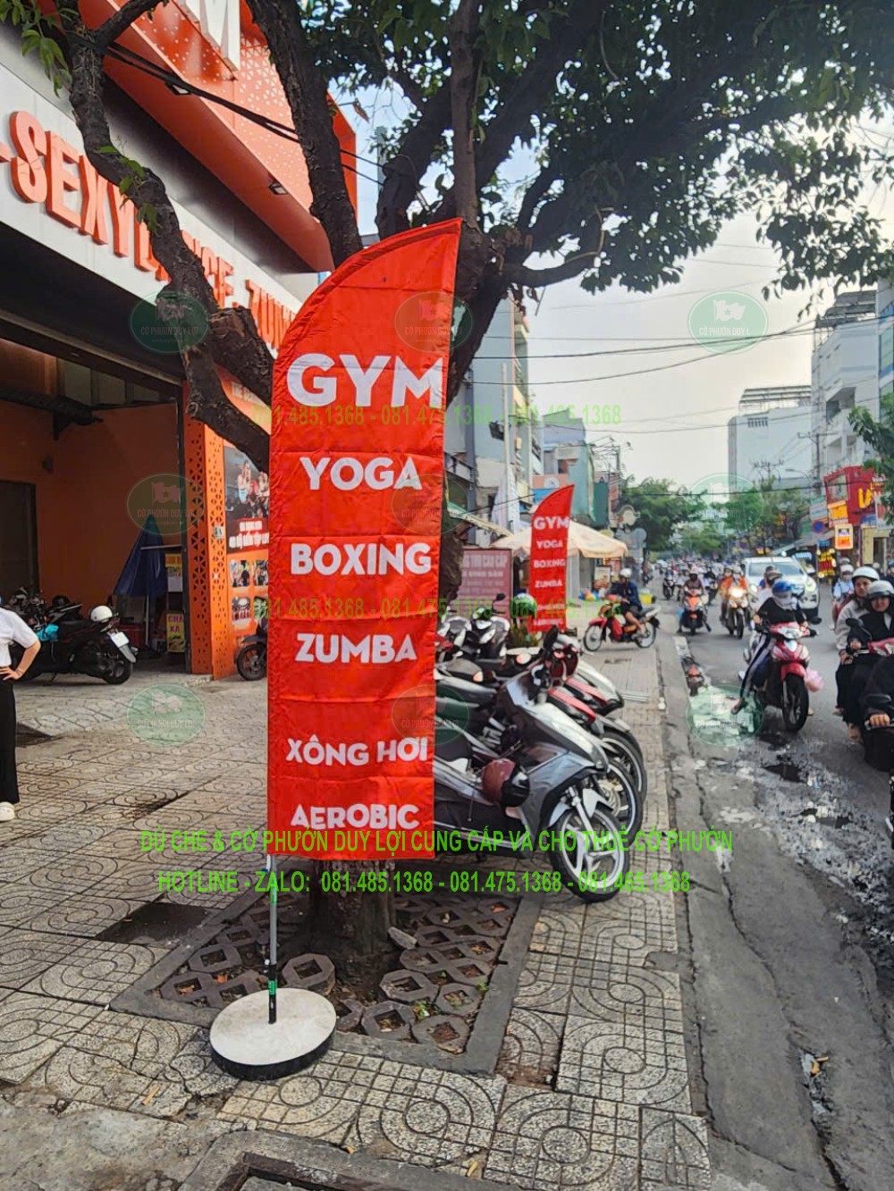 Cờ quảng cáo dịch vụ phòng tập nhìn gần, cho thấy nội dung được chia thành các hàng chữ theo chiều dọc.