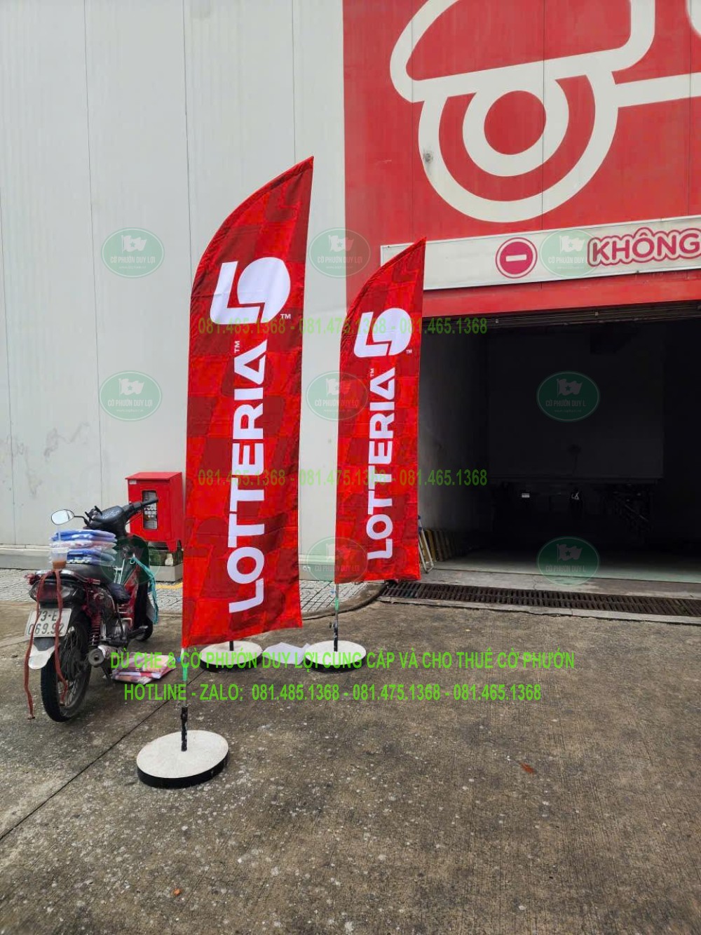 Hai cờ đỏ LOTTERIA được đặt cạnh cửa ra vào để bổ sung nhận diện thương hiệu.