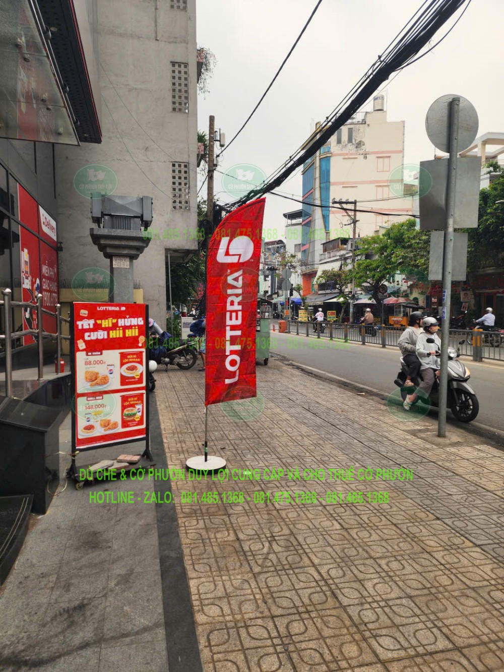 Một cờ LOTTERIA đặt dọc mặt tiền, với vùng nền trống giúp chữ thương hiệu dễ quan sát.