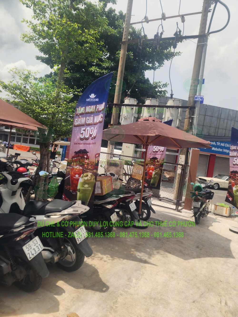Cờ đặt gần khu vực có dù che và xe đỗ, minh họa việc cần kiểm tra vật cản quanh lá.