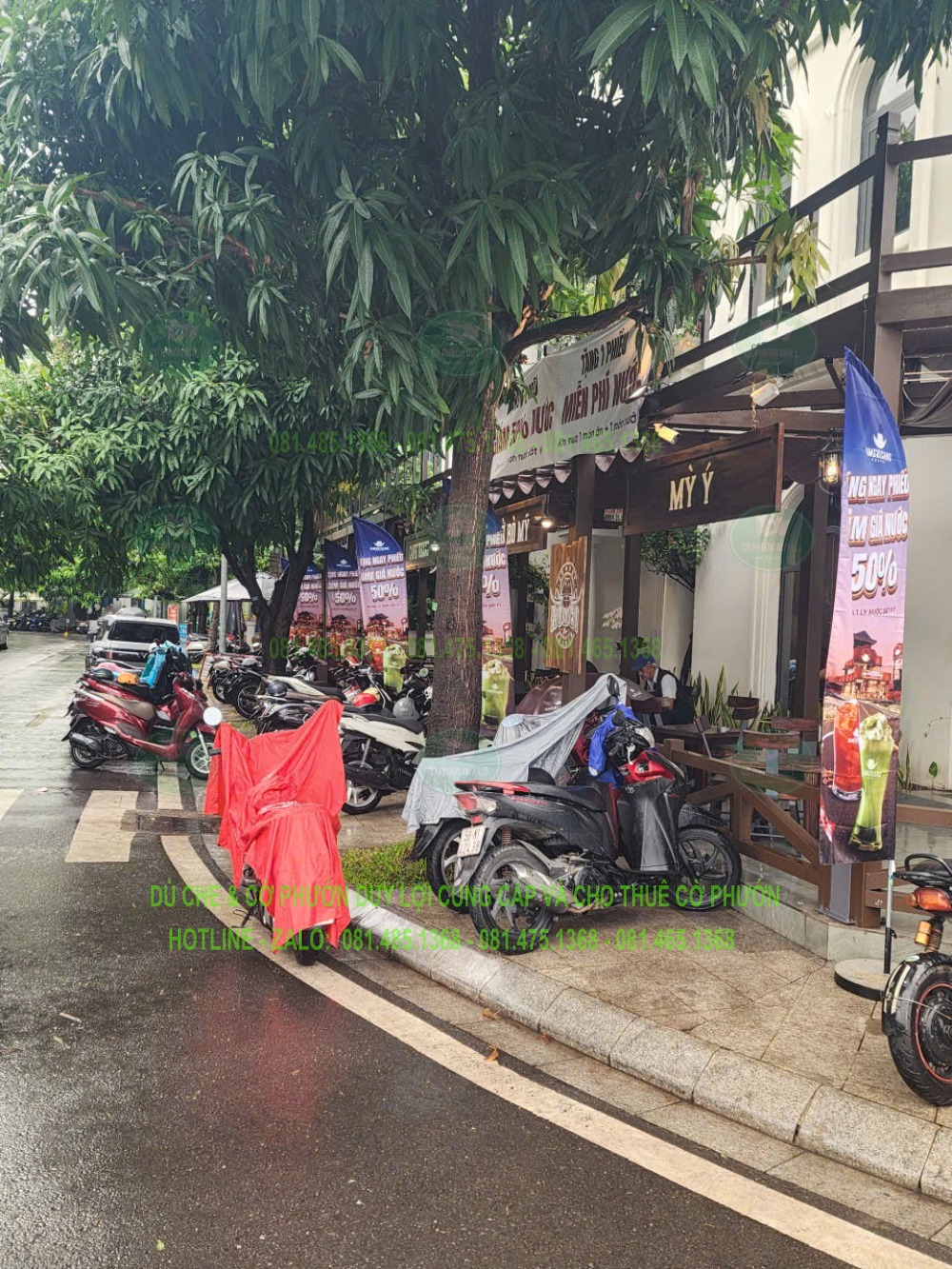 Góc nhìn gần hơn của dãy cờ cùng thiết kế, cho thấy sự lặp lại của nhận diện tại mặt tiền.