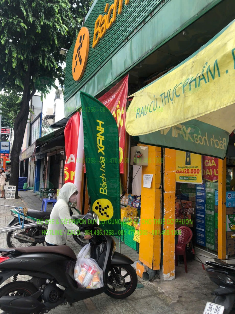 Cờ Bách Hóa Xanh nhìn từ khu vực trước cửa hàng, với tên thương hiệu nổi trên nền xanh.