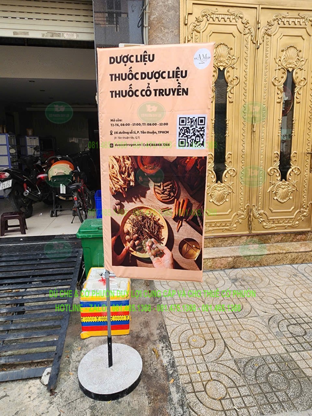Cờ giới thiệu dược liệu và thuốc cổ truyền, kết hợp chữ, hình minh họa và mã QR trên bố cục chữ nhật.