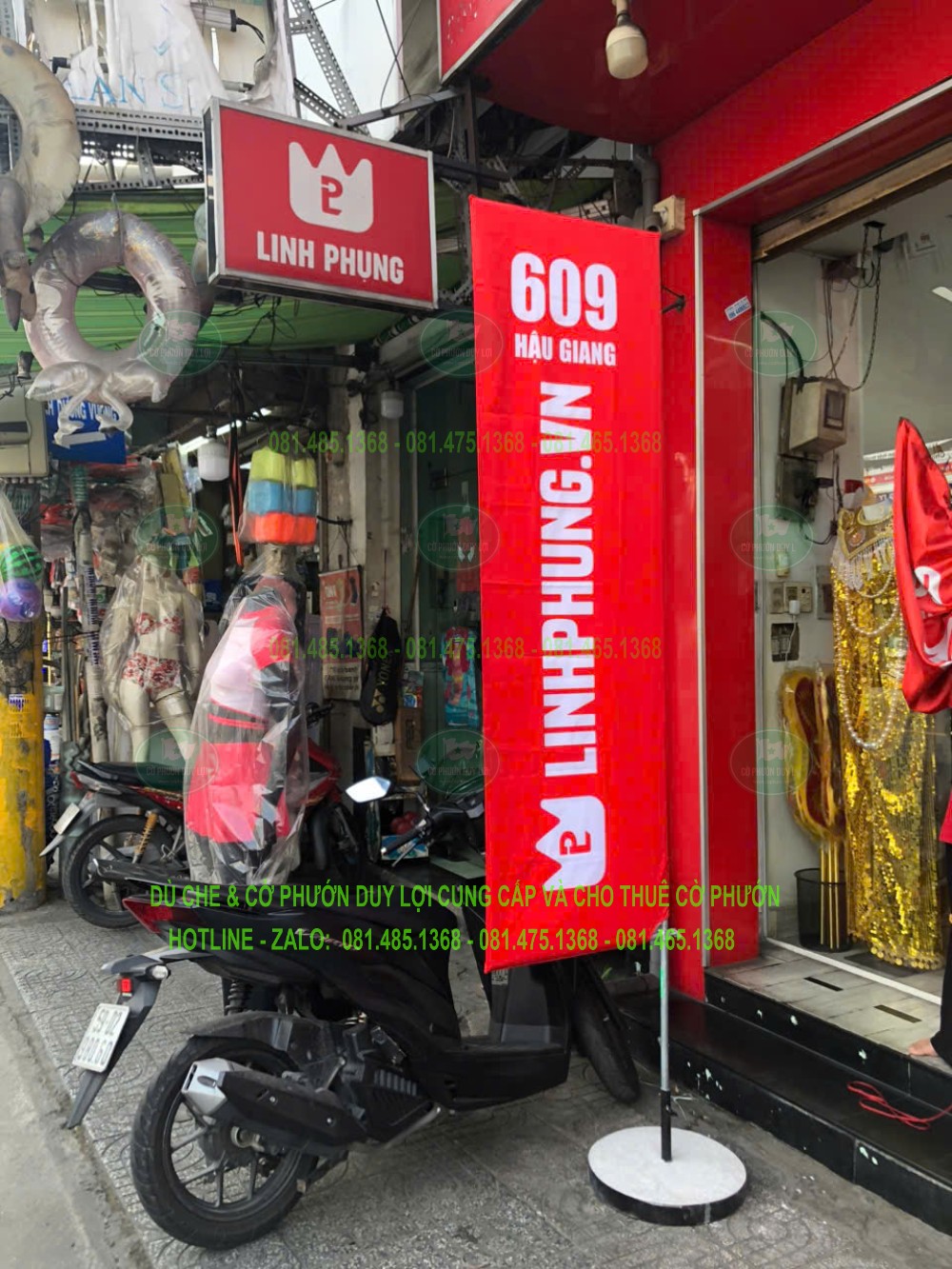 Cờ chữ nhật đỏ mang tên Linh Phụng và số địa chỉ, đặt sát mặt tiền cửa hàng.