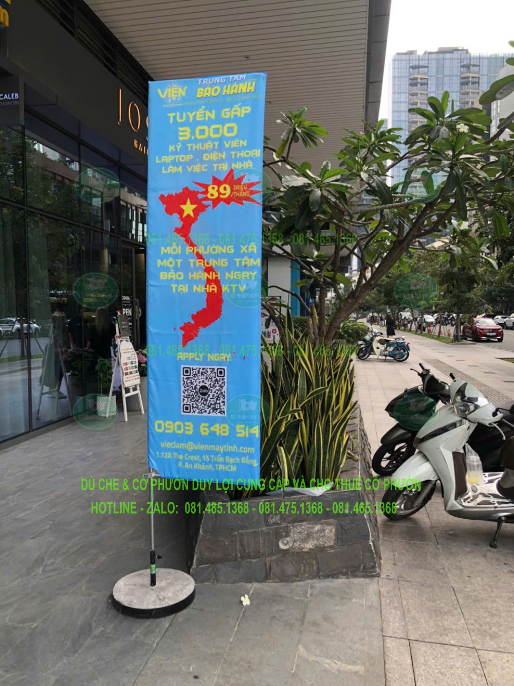 Cờ tuyển dụng nền xanh có hình bản đồ Việt Nam, thông tin chương trình và mã QR ở phần dưới.