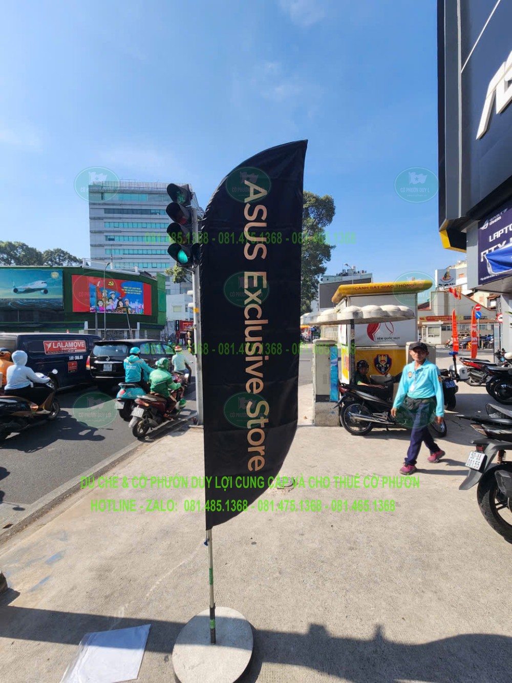 Cờ nền đen mang chữ ASUS Exclusive Store, đặt gần khu vực mặt tiền và hướng người qua lại.