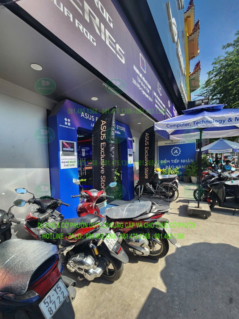 Cờ quảng cáo bố trí cạnh khu vực có xe đỗ trước cửa hàng, minh họa nhu cầu kiểm tra khoảng trống khi đặt cờ.