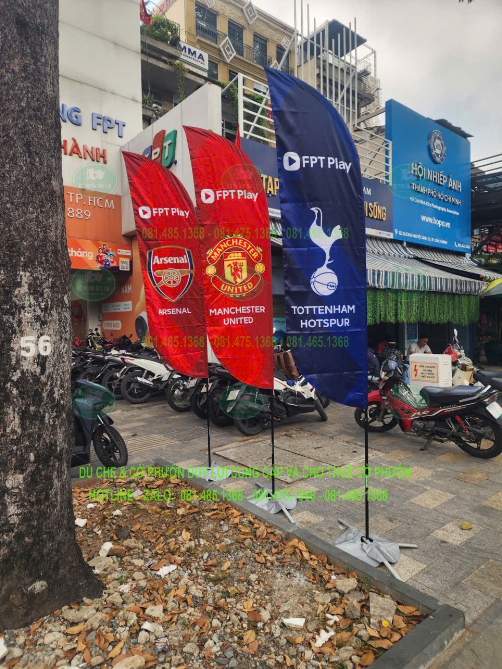 Cờ FPT Play mang nhận diện Arsenal, Manchester United và Tottenham Hotspur, đặt gần mặt tiền.