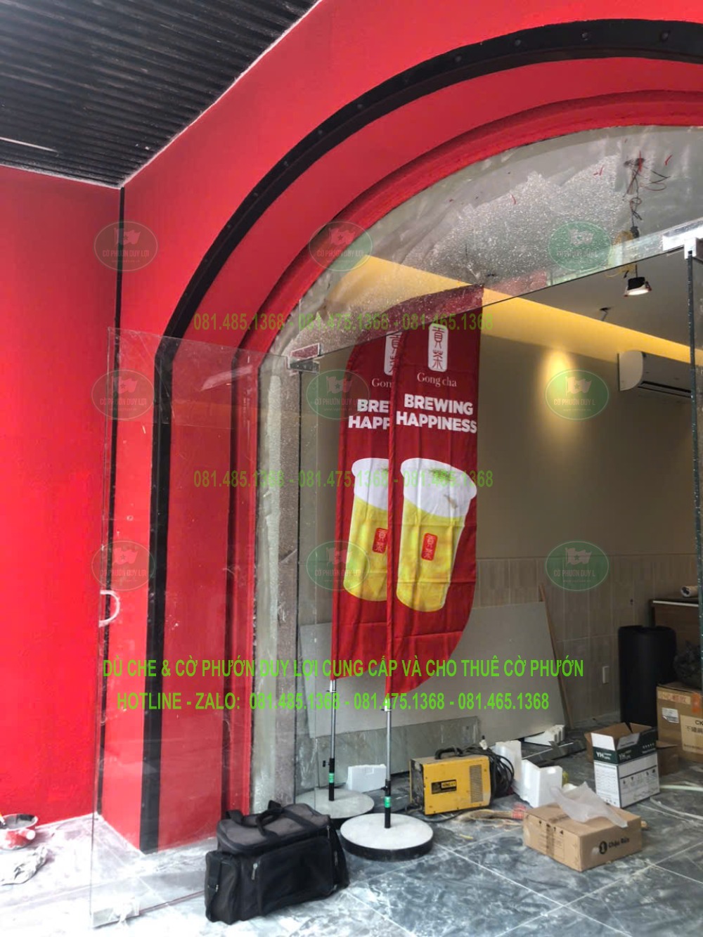 Cờ đỏ in hình đồ uống được đặt trong không gian mang nhận diện Gong Cha.