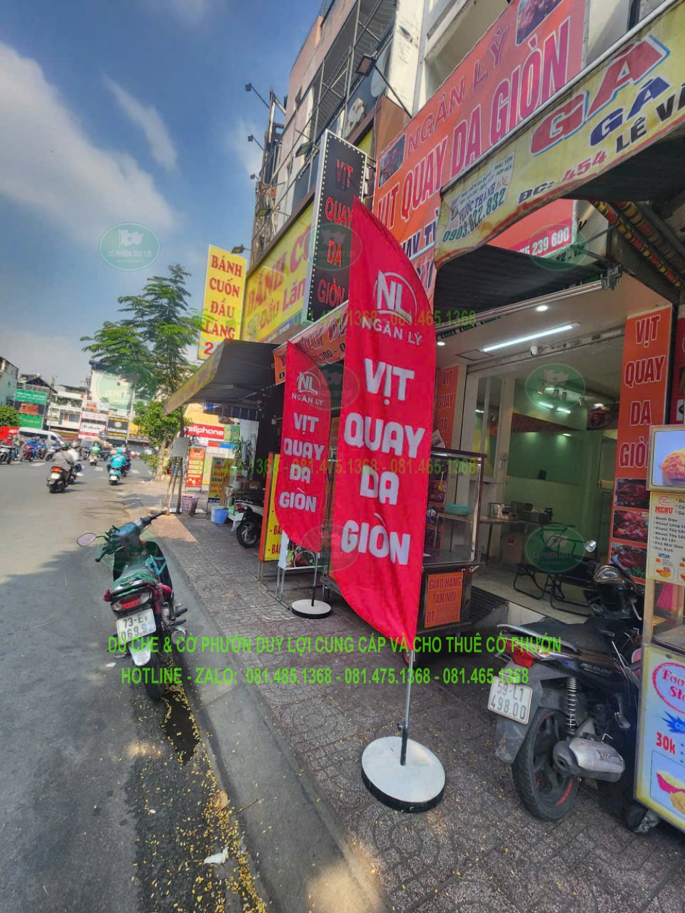 Cờ đỏ in chữ Vịt quay da giòn được bố trí trước quán, gần khu vực người đi đường tiếp cận.