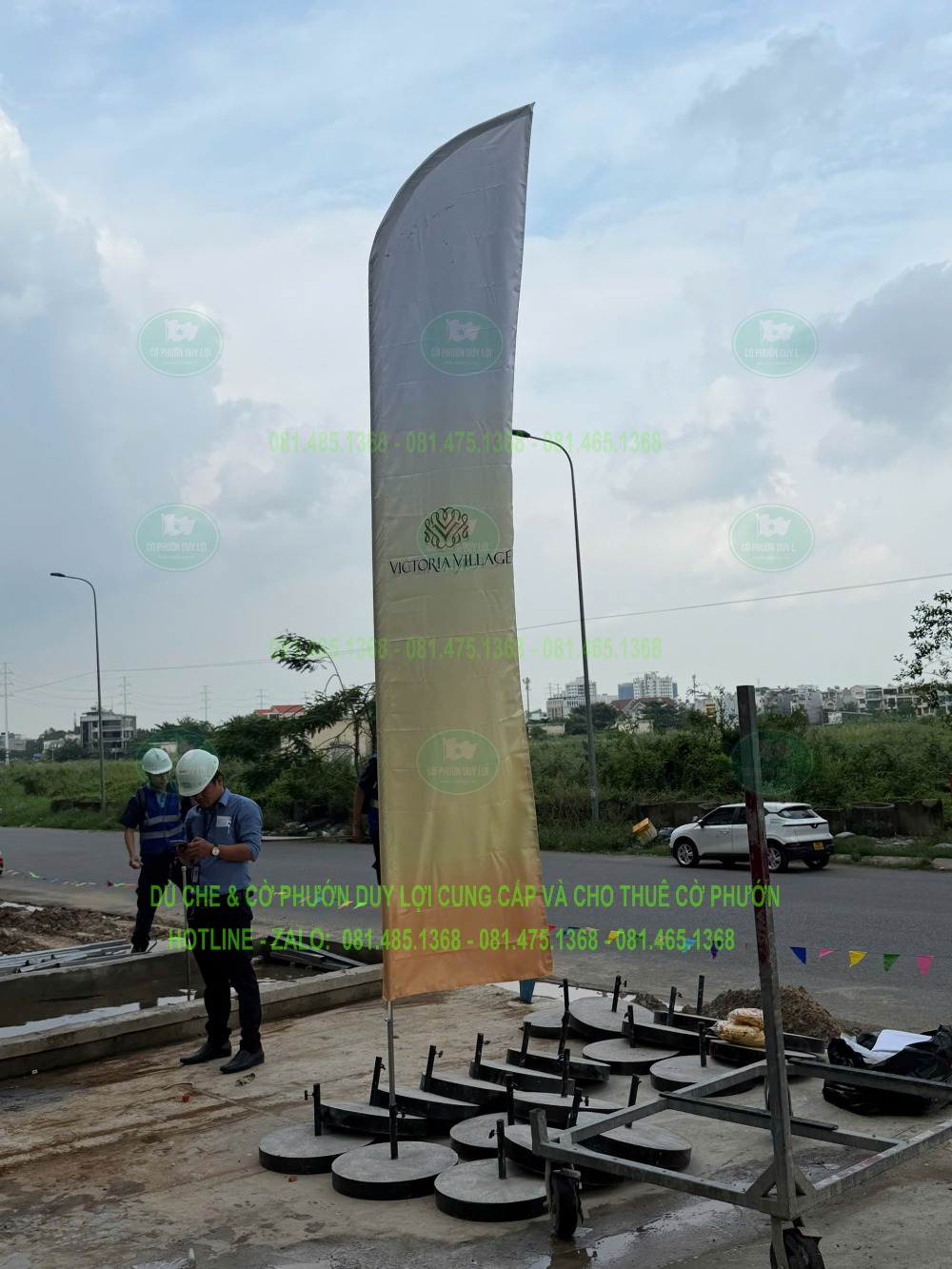 Một bộ cờ lá sáng màu và nhiều đế rời tại khu vực có người thi công đội mũ bảo hộ.
