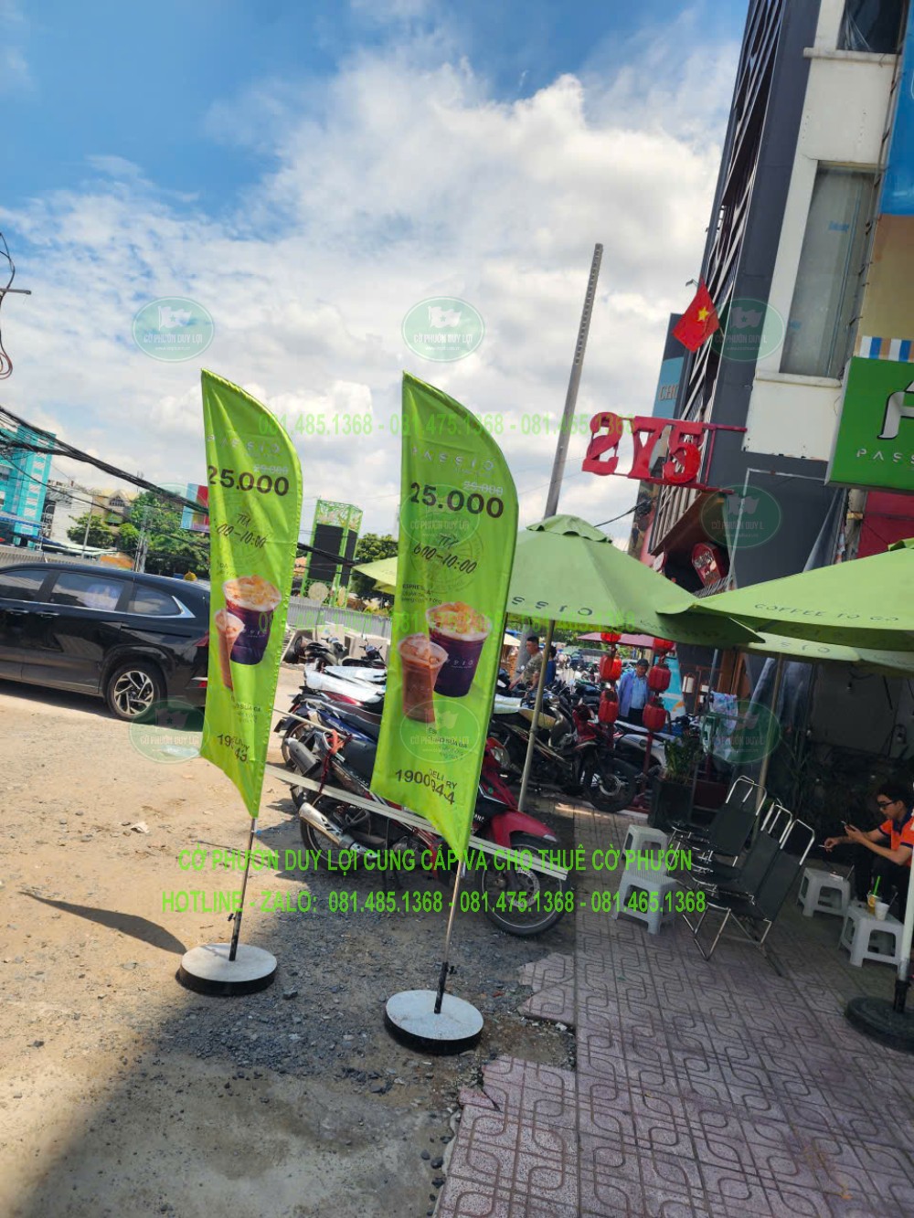 Góc chụp dọc của hai cờ xanh lá quảng bá đồ uống, cho thấy đường cong ở đầu và phần dưới của lá.