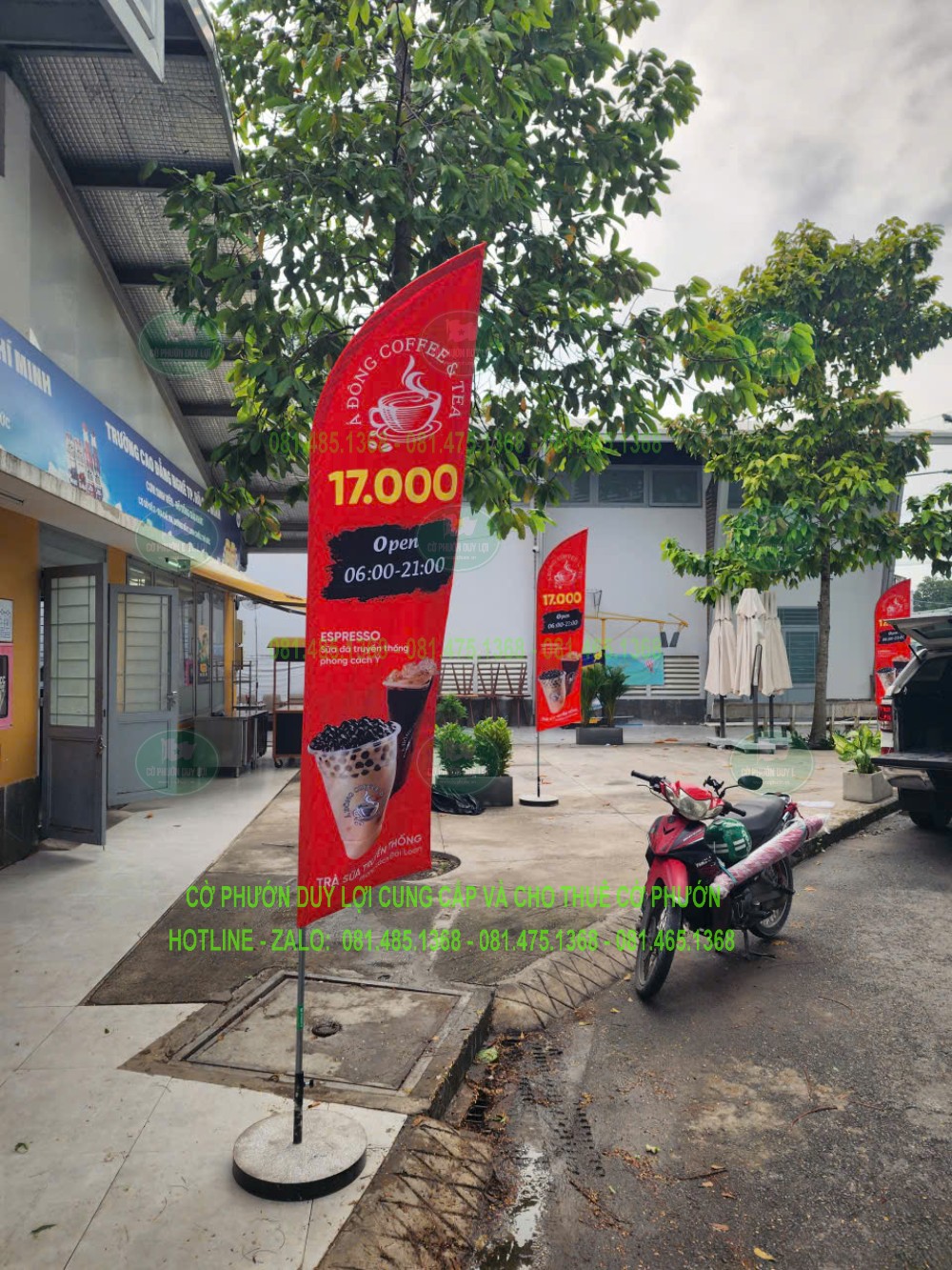 Cờ đỏ in hình đồ uống và mức giá trong chương trình, đặt phía trước điểm bán.