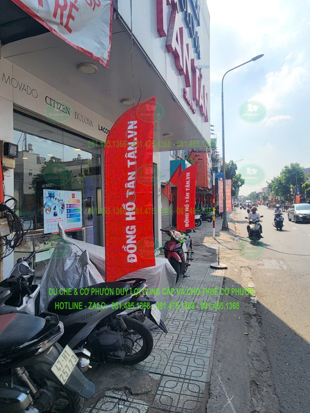Góc chụp dọc mặt tiền Đồng hồ Tân Tân, cho thấy các cờ được bố trí nối tiếp theo khu vực cửa hàng.