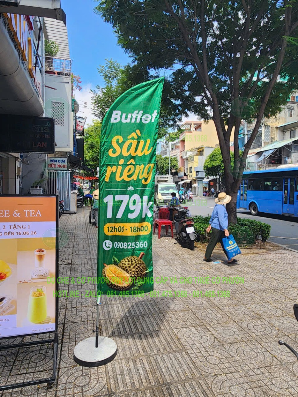 Cờ xanh mang nội dung buffet sầu riêng đặt trên vỉa hè trước cửa hàng; mức giá trên lá thuộc thời điểm chụp.