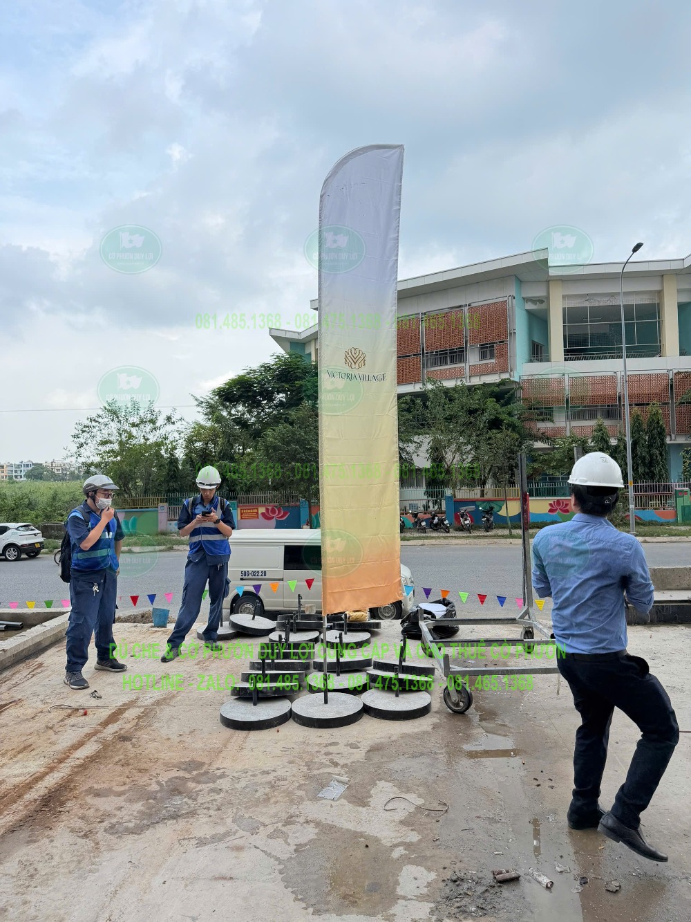 Bộ cờ lá sáng màu tại khu vực thi công, với người đội mũ bảo hộ và các đế rời ở phía sau.